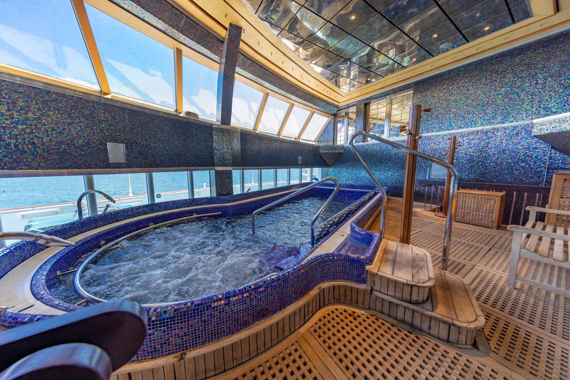 MyCruise Carnival Luminosa Offentlige-arealer Pool-spa6
